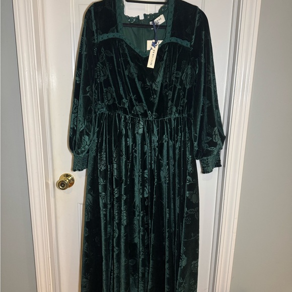 Elegant Green Velvet Dress with Pockets - Picture 6 of 6